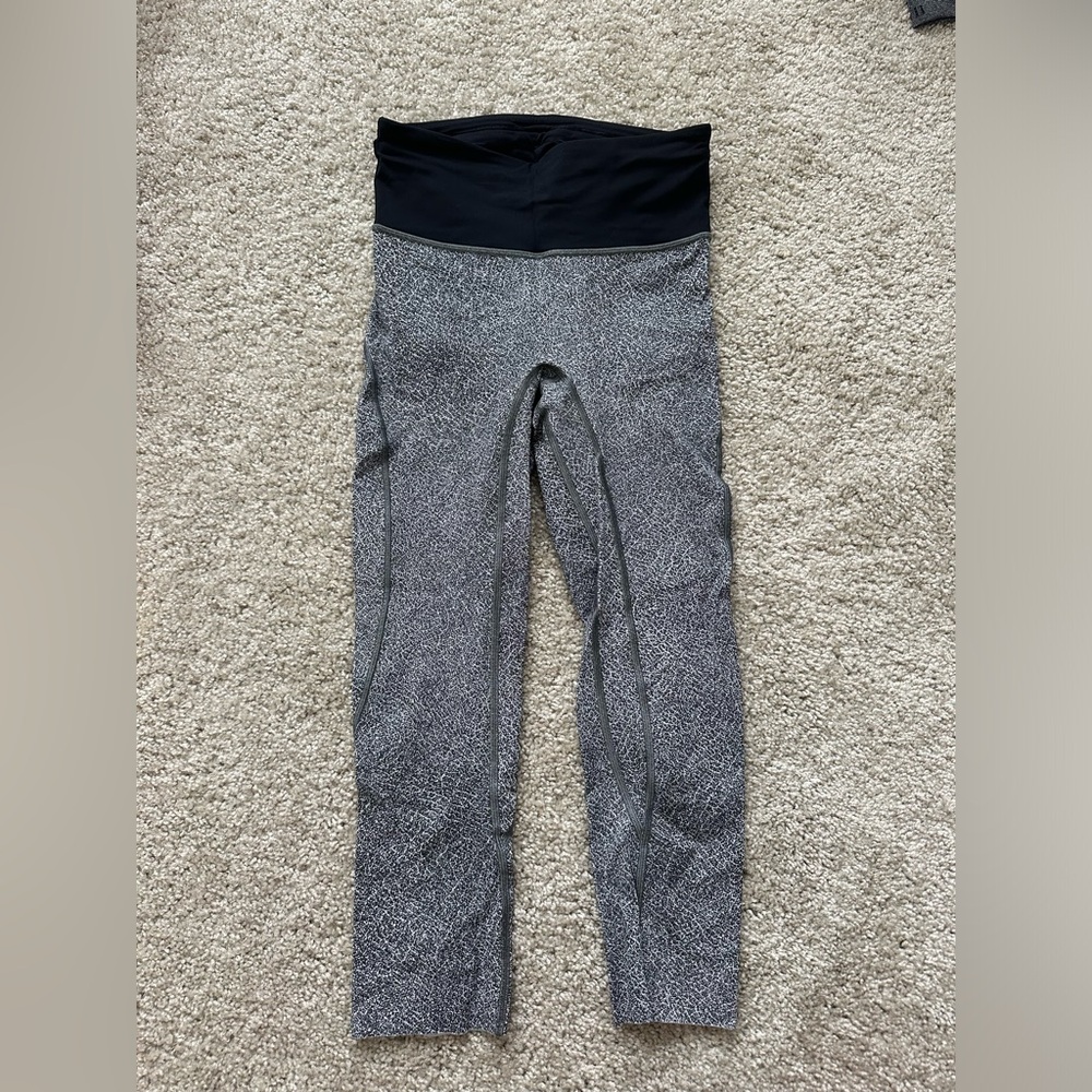 Black waistband with black and white pattern lulu lemon leggings. 25” size 4.